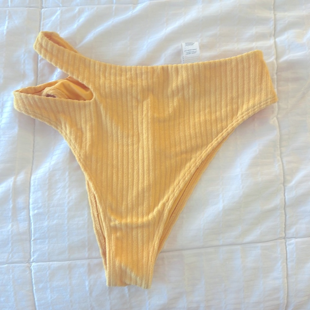 abercrombie high ride yellow bottoms size medium